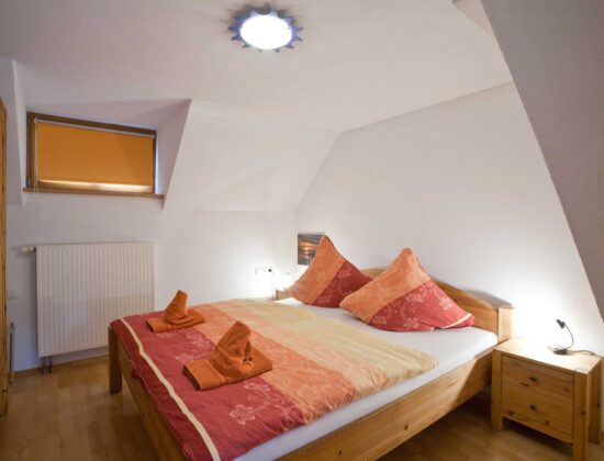 Schlafzimmer mit Schrank und Doppelbett