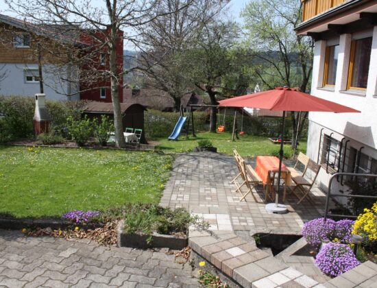 Garten mit Terrasse, Spielwiese und Holzkohlen-Grill