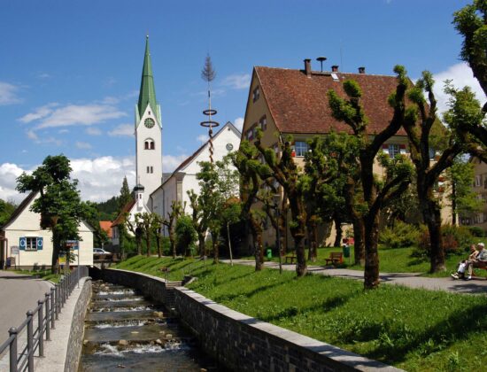 Hausbach und Kirche